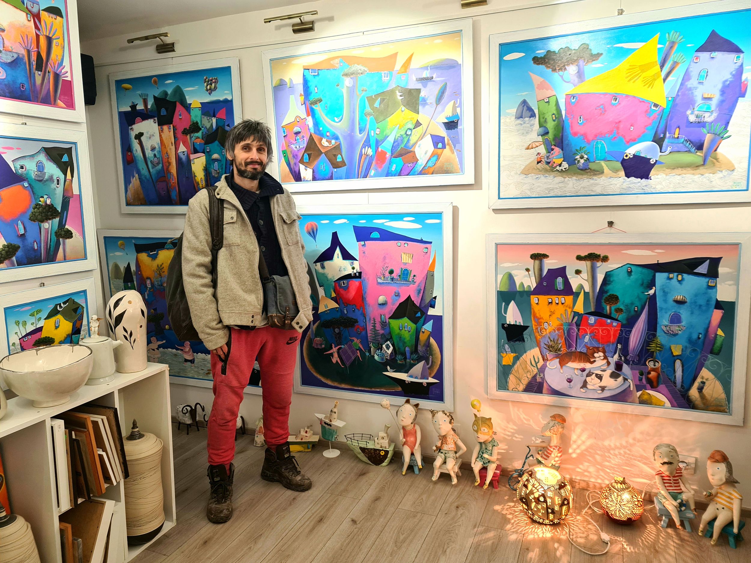 Božo Šekularac ( Mr Everest) ispred svojih umetničkih slika